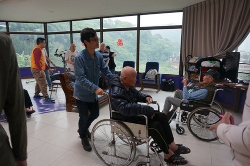 同學協助老人回中心用餐圖片