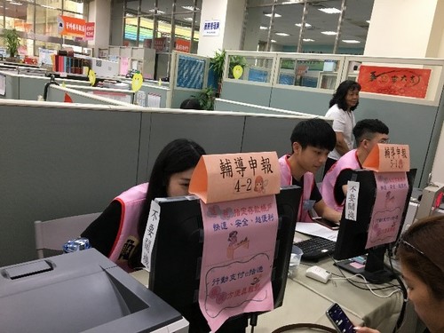 學生於北大路分局協助民眾報稅圖片